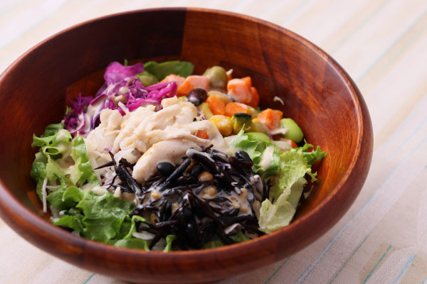 15品目の食材が入った健康を意識したサラダ